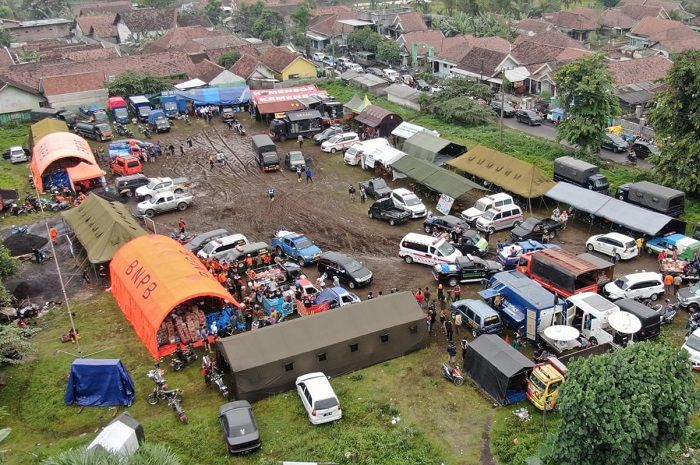 Posko yang didirikan oleh BNPB, BPBD, Kementerian dan Lembaga setempat dalam mendukung penanganan korban terdampak erupsi Gunung Semeru. (Dok. BPBD Provinsi Jawa TImur)
