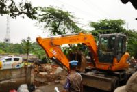 Sat pol PP kabupaten Bogor beserta kodim 0621 dan Polres, turun untuk eksekusi pembongkaran. /Dok. Apakabarbogor.com/Iwan