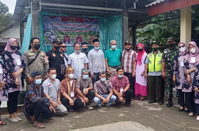 Warga Desa Teluk pinang Kecamatan Ciawi, melakukan pemilihan Ketua (Rw). (Dok. Apakabarbogor.com/Iwan)
