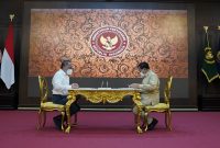 Menhan Prabowo Subianto menandatangani kontrak MoU dengan Kepala Badan Riset Inovasi Nasional Laksana Tri Handoko. (Dok. Kemenhan RI)

