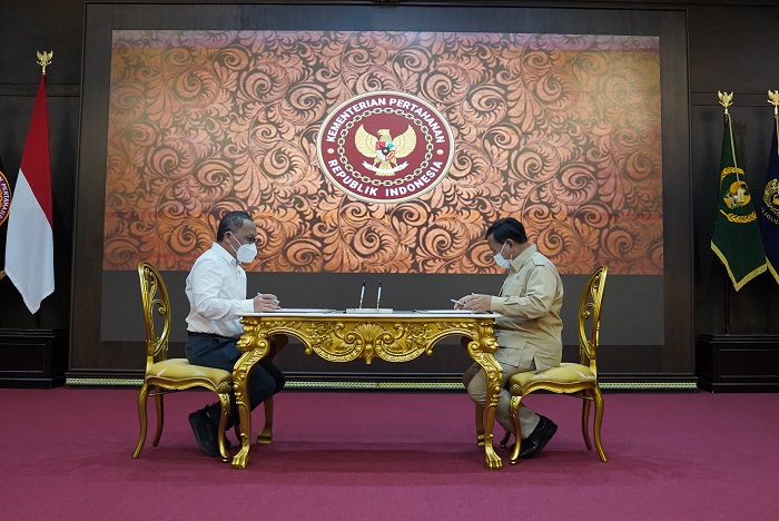 Menhan Prabowo Subianto menandatangani kontrak MoU dengan Kepala Badan Riset Inovasi Nasional Laksana Tri Handoko. (Dok. Kemenhan RI)
