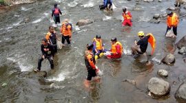 Aksi pungut sampah di Sungai Ciliwung. (Dok. Apakabarbogor.com/Iwan)