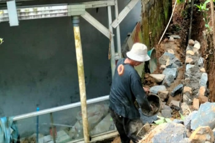 Warga Membangun Jalan Longsor Dengan Swadaya. (Dok. Apakabarbogor.com/Iwan)