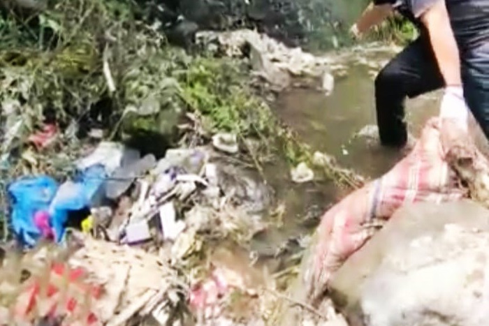 APAKAPenggiat Pelestari Lingkungan (Pepeling), telah melakukan giat bersih-bersih sampah di Sungai Cisarua. (Dok. Apakabarbogor.com/Iwan)
