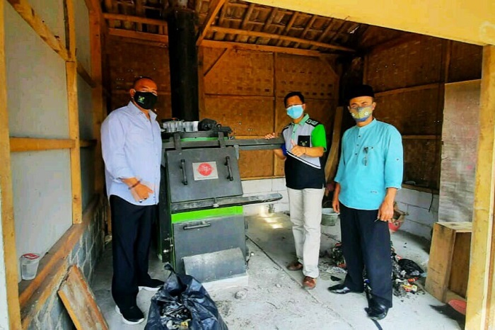 pemerintah Desa Banjar Waru Atasi Volume Sampah Satu Ton Perhari Gunakan Mesin Pembakar. (Dok. Apakabarbogor.com/Iwan)