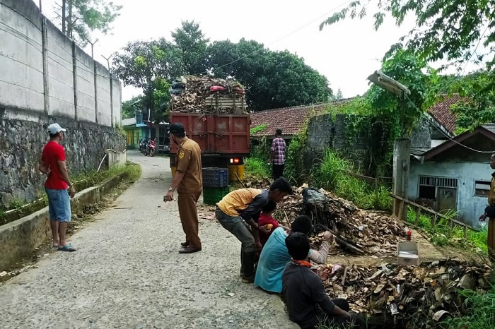 Banjir sampah dilingkungan nya kerap kali terjadi akibat luapan air dari saluran irigasi. (Dok. Apakabarbogor.com/Iwan)