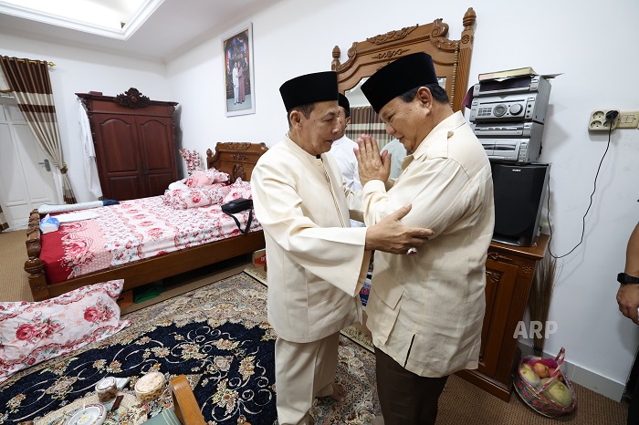 Menteri Pertahanan Prabowo Subianto bersilaturahmi ke kediaman Habib Lutfi bin Yahya di Pekalongan. (Dok. Angga Raka Prabowo)
