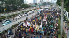 Aksi unjuk rasa yang dilakukan massa. (Instagram.com/@jakarta.terkini)
