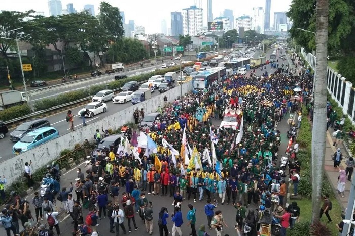 Aksi unjuk rasa yang dilakukan massa. (Instagram.com/@jakarta.terkini)
