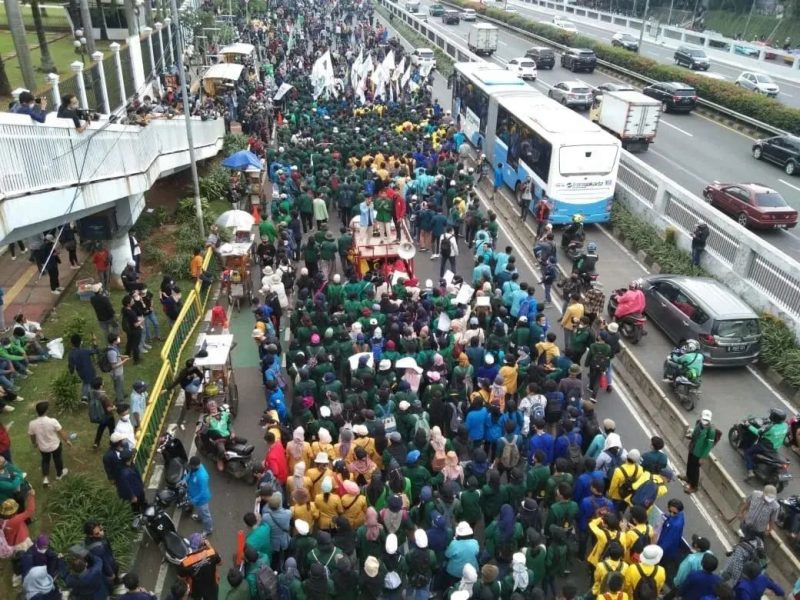 Aksi unjuk rasa yang dilakukan massa. (Instagram.com/@jakarta.terkini)
