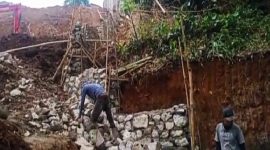 Pembangunan Perusahaan Air Kemasan Galon Tutup Saluran Irigasi. (Dok. Apakabarbogor.com/Iwan)
