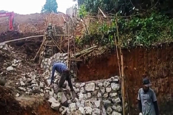 Pembangunan Perusahaan Air Kemasan Galon Tutup Saluran Irigasi. (Dok. Apakabarbogor.com/Iwan)