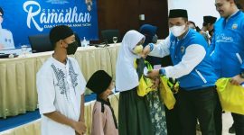 KNPI Caringin melakukan buka bersama dan menyantuni anak yatim. (Dok. Apakabarnews.com/Iwan)
