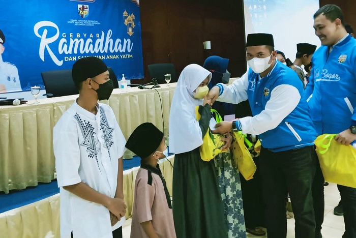 KNPI Caringin melakukan buka bersama dan menyantuni anak yatim. (Dok. Apakabarnews.com/Iwan)