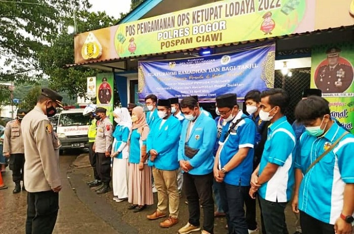 Simpang empat Ciawi dijadikan tempat ajang berbagi ratusan takjil dan nasi box kepada sejumlah masyarakat. (Dok. Iwan)