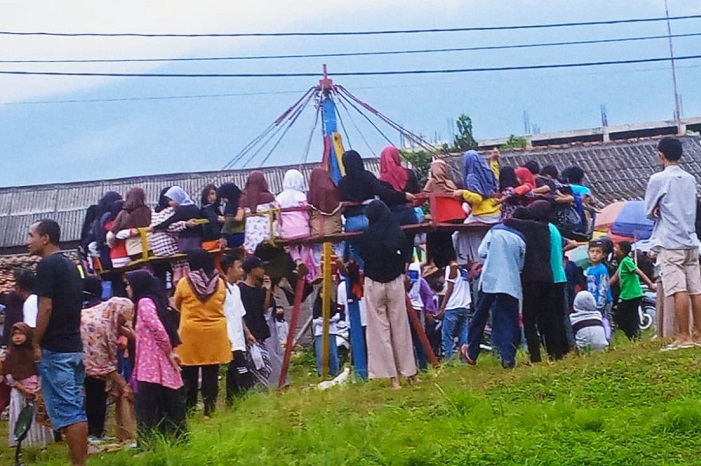 Wahana komidi putar Kecamatan Cigombong. (Dok. Apakabarbogor.com/Iwan)