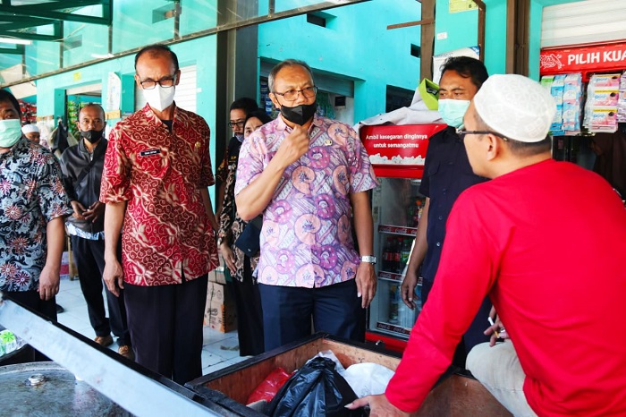 Disdagin Kabupaten Bogor melakukan Infeksi mendadak (Indak), di Pasar Cisarua. (Dok. Apakabarbogor.com/Iwan)