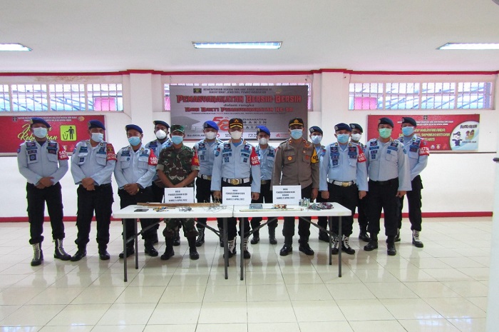 Razia kamar hunian Warga Binaan Pemasyarakatan Gunung Sindur. (Dok. Wido)