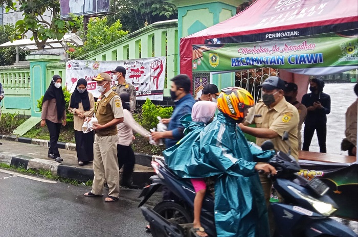 Camat Ciawi dan Kepala UPT Turun ke jalan. (Dok. Apakabarbogor.com/Iwan)