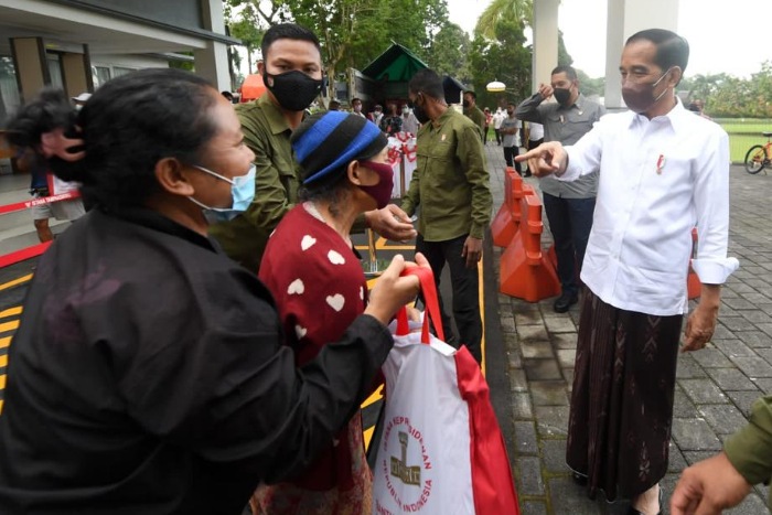 Presiden Jokowi membagikan sembako kepada masyarakat sekitar istana Tampaksiring. (Dok. Biro Pers Sekretariat Presiden/Lukas)