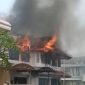 Kebakaran hanguskan bangunan rumah mewah di Kembangan Utara. (Instagram.com/@humasjakfire)
