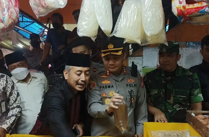 Jajaran Polres Jakbar bersama Tiga Pilar meninjau Pasar Kopro di Grogol Petamburan. (Instagram.com/@polres_jakbar)
