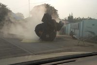 Truk tanki pengangkut 12 ton cairan Hydrochloric alami kecelakaan. (Instagram.com/@beritacilegon)
