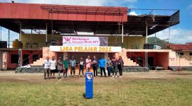 Penyerahan dana dana sponsorship kepada Panitia Liga Pelajar Tingkat SMA/SMK Tahun 2022 Kabupaten Ngada. (Dok. Apakabar News Network/ Eko - Tim AW)