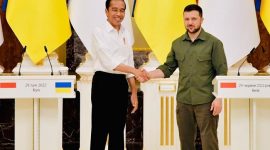 Presiden Jokowi disambut Presiden Zelenskyy di Istana Maryinsky. (Dok. Sekretariat Presiden/Laily Rachev)