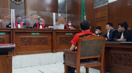 Terdakwa Alvin Lim duduk di kursi pesakitan Pengadilan Negeri Jakarta Selatan. (Ist)