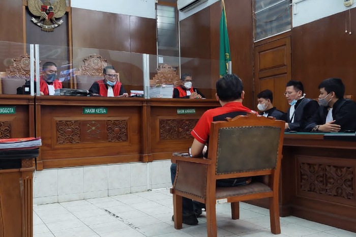 Terdakwa Alvin Lim duduk di kursi pesakitan Pengadilan Negeri Jakarta Selatan. (Ist)