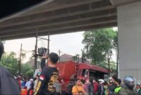 Kecelakaan truk BBM Pertamina yang menabrak belasan pengendara di Jalan Alternatif Cibubur. (Instagram.com/@info_bogor_timur)
