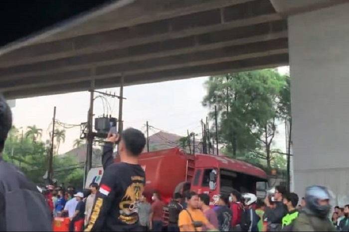 Kecelakaan truk BBM Pertamina yang menabrak belasan pengendara di Jalan Alternatif Cibubur. (Instagram.com/@info_bogor_timur)
