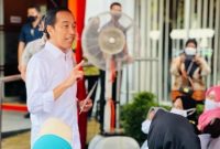 Presiden RI Joko Widodo (Jokowi) meninjau langsung pembagian Bantuan Langsung Tunai (BLT) Bahan Bakar Minyak (BBM) di Provinsi Lampung. (Instagram.com/@jokowi)