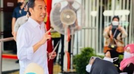 Presiden RI Joko Widodo (Jokowi) meninjau langsung pembagian Bantuan Langsung Tunai (BLT) Bahan Bakar Minyak (BBM) di Provinsi Lampung. (Instagram.com/@jokowi)