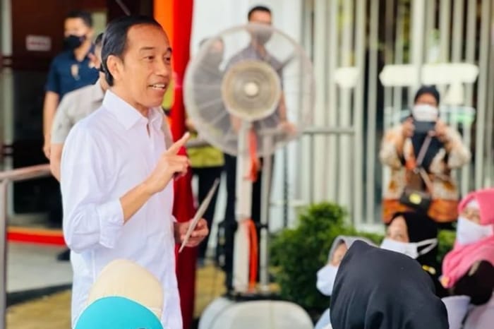 Presiden RI Joko Widodo (Jokowi) meninjau langsung pembagian Bantuan Langsung Tunai (BLT) Bahan Bakar Minyak (BBM) di Provinsi Lampung. (Instagram.com/@jokowi)