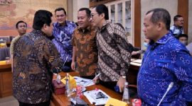 Pimpinan Komisi VI DPR RI berdialog dengan Menteri BUMN Erick Thohir usai Rapat Kerja. (Dok. Dpr.go.id)