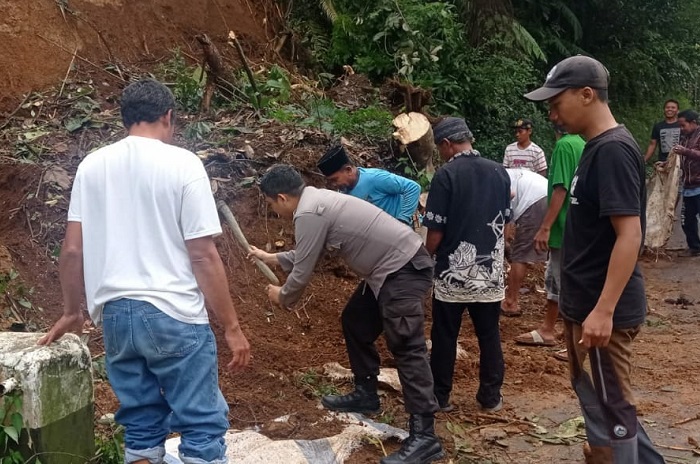 Polsek Caringin Gotong Royong Bersama Warga Bersihkan Tanah. (Dok. Polsek Caringin)

