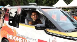 Mensesneg Pratikno mengendarai mobil listrik produksi Wuling Motors, di Plaza Bung Karno. (Dok. setkab.go.id) 