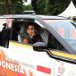 Mensesneg Pratikno mengendarai mobil listrik produksi Wuling Motors, di Plaza Bung Karno. (Dok. setkab.go.id) 
