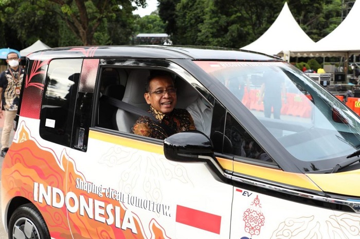 Mensesneg Pratikno mengendarai mobil listrik produksi Wuling Motors, di Plaza Bung Karno. (Dok. setkab.go.id) 