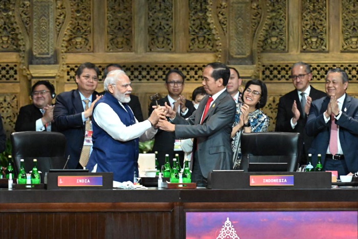Presiden Jokowi telah menyerahkan palu tanda Presidensi G20 kepada Perdana Menteri India, Narendra Modi. (Dok. Biro Pers Sekretariat Presiden/Kris)
