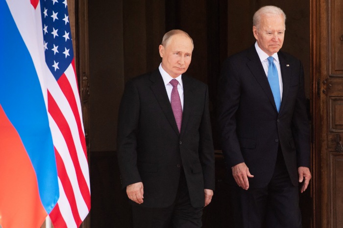 Presiden AS Joe Bidden dan Presiden Vladimir Putin Rusia. (Dok. Omanfm1071.com)