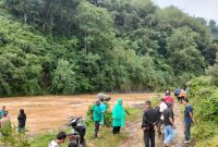 Kapolsek Babakan Madang Kompol Ricky Wowor S.H menjelaskan, korban bernama Ujum ini awalnya sedang mencari rumpun. (Dok. Polres Bogor)
