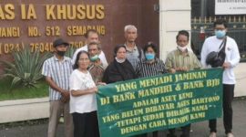 Aksi beberapa orang di depan Pengadilan Negeri (PN) Semarang, yang mengatasnamakan korban mafia tanah diduga massa bayaran, Senin (28/11/2022). (Dok. Ist)