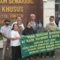 Aksi beberapa orang di depan Pengadilan Negeri (PN) Semarang, yang mengatasnamakan korban mafia tanah diduga massa bayaran, Senin (28/11/2022). (Dok. Ist)