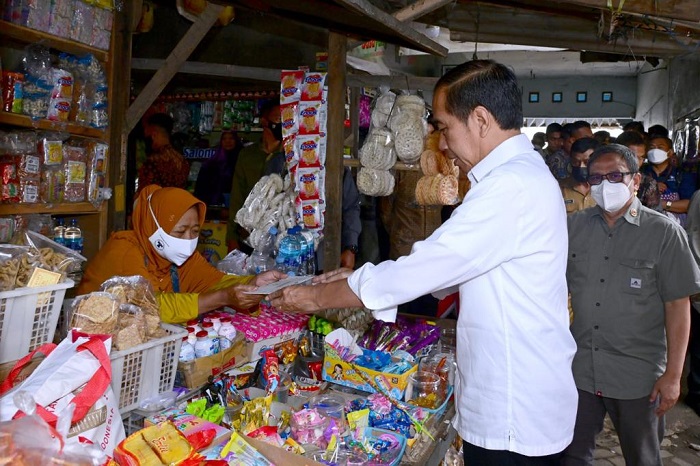 Presiden Joko Widodo mengunjungi Pasar Malang Jiwan Colomadu, Kabupaten Karanganyar. Presiden Joko Widodo mengunjungi Pasar Malang Jiwan Colomadu, Kabupaten Karanganyar.  (Dok. Biro Pers Sekretariat Presiden/Muchlis Jr) 
