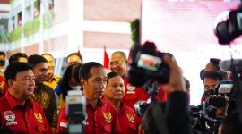 Menteri Pertahanan Prabowo Subianto mendampingi Presiden Joko Widodo meresmikan Asrama Mahasiswa Nusantara (AMN) di Surabaya, Jawa Timur. (Dok. Tim Media Prabowo Subianto)

