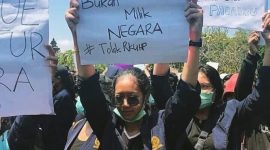 Salah satu bentuk aksi protes UU KUHP di DPR RI. (Instagram.com/@potazzbloodindo)