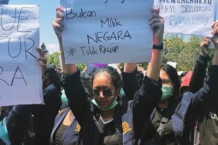 Salah satu bentuk aksi protes UU KUHP di DPR RI. (Instagram.com/@potazzbloodindo)